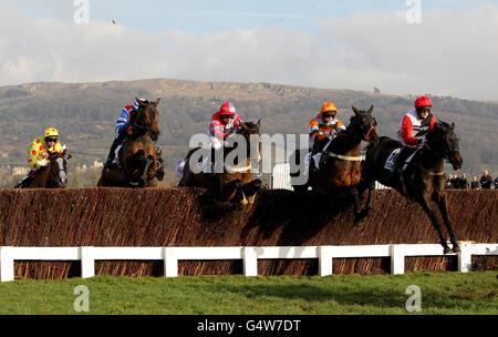 L-R: Jockey Wayne Hutchinson auf Araldur, Ruby Walsh auf Aerial, Paddy Brennan auf Tartak, Brendan Powell auf Hell's Bay und Harry Derhamon auf Poquelin während der Murphy Group Chase auf dem Cheltenham Race Course Stockfoto