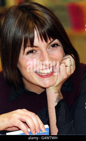 Davina McCall, Moderatorin der Fernsehmoderatoren „Streetmate“ und „Don't Try This At Home“, bei der Vorstellung ihres Buches „The Dating Game“ im Borders Books Music Cafe in der Oxford Street, London. Stockfoto