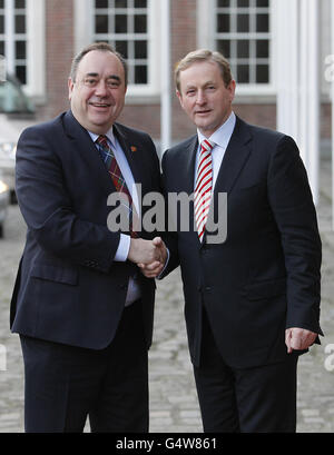 Der schottische erste Minister Alex Salmond (links) wird von Taoiseach Enda Kenny im Dublin Castle anlässlich des britisch-irischen Ratsgipfels begrüßt. Stockfoto