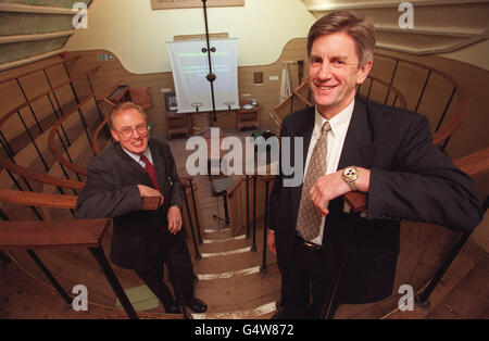 Professor John Bull, Vizekanzler der University of Plymouth, und Professor John Tooke, Facharzt am Royal Devon and Exeter Hospital, am Old Operating Theatre Museum in London. * Sie waren dort für eine Präsentation vorgeschlagen, eine neue regionale medizinische Schule im Südwesten von England. Stockfoto