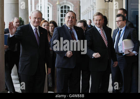 Der schottische erste Minister Alex Salmond (Mitte) mit Taoiseach Enda Kenny (rechts) und der nordirische stellvertretende erste Minister Martin McGuinness (links) im Dublin Castle anlässlich des britisch-irischen Ratsgipfels. Stockfoto