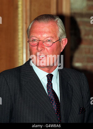 General Sir Patrick Palmer, Vollzugsbeamter und Gouverneur von Windsor Castle während eines Tages der Presseöffnung des Schlosses nach dem Brand. Stockfoto