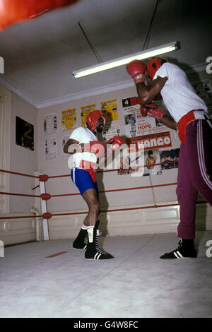 Boxen - WBC Light Middleweight Titel - Maurice Hope - Training - Royal Oak Gymnasium. Der WBC Light Middleweight Champion Maurice Hope trainiert am Royal Oak Gymnasium in London, bevor er seinen Titel gegen Carlos Herrera verteidigt Stockfoto