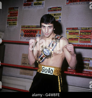 Der britische Fliegengewicht-Champion Charlie Magri trägt den Lonsdale Belt AT Royal Oak Gymnasium in London Stockfoto