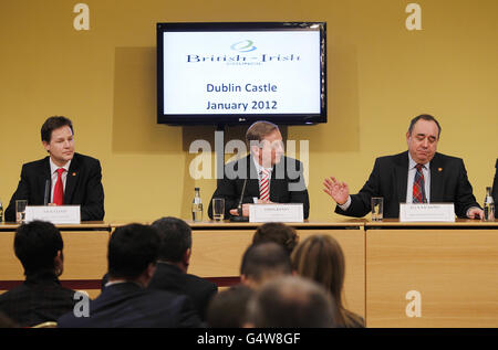 Taoiseach Enda Kenny (Mitte) mit dem schottischen Ersten Minister Alex Salmond (rechts) und dem britischen Vize-Premierminister Nick Clegg (links) während einer Pressekonferenz zum britisch-irischen Ratsgipfel in Dublin Castle. Stockfoto