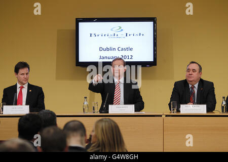 Taoiseach Enda Kenny (Mitte) mit dem schottischen Ersten Minister Alex Salmond (rechts) und dem britischen Vize-Premierminister Nick Clegg (links) während einer Pressekonferenz zum britisch-irischen Ratsgipfel in Dublin Castle. Stockfoto