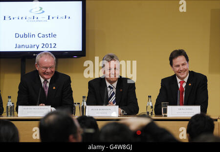 Der britische Vizepremierminister Nick Clegg (rechts) mit dem nordirischen Erstminister Peter Robinson (Mitte) und dem stellvertretenden Erstminister Martin McGuinness (links) während einer Pressekonferenz zum britisch-irischen Ratsgipfel in Dublin Castle. Stockfoto