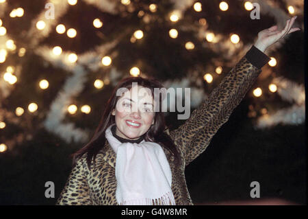 Die ehemalige Schauspielerin EastEnders wurde zur Popsängerin Martine McCutcheon, die eine Jacke mit Leopardenmuster und einen rosa Schal trägt, zeigt die festliche Beleuchtung am Weihnachtsbaum im Stadtzentrum von Belfast, wo sie offiziell die Weihnachtsbeleuchtung anschaltete. Stockfoto