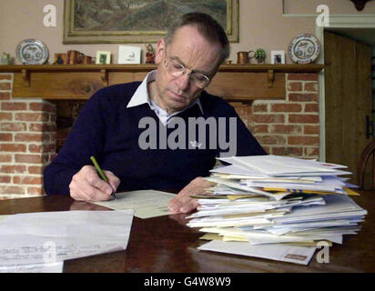 Lord Archer schreibt ein Entschuldigungsschreiben, nachdem er Unterstützungsbotschaften von Freunden und Kollegen in seinem Haus in Grantchester, Cambridgeshire, erhalten hat. * Lord Archer trat als konservativer Londoner Bürgermeisteranwärter zurück, nachdem er zugegeben hatte, dass er einen Freund überredete, während seines Verleumdungsvorfalls gegen die Tageszeitung Daily Star ein Alibi für ihn zu fabrizieren. Stockfoto