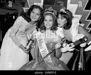 Miss Großbritannien, Model Sarah Jane Hutt (Mitte) nach dem Gewinn des 1983 Top Shop Miss World Competition in der Royal Albert Hall, London. Miss Colombia, Rocio Luna Florez (links) wurde Zweiter und Miss Brasilien, Catia Silveira Pedrosa, Dritte im Wettbewerb. Stockfoto