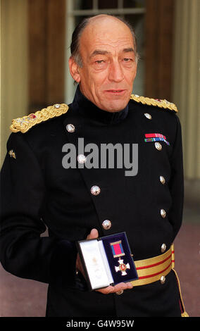 Generalleutnant Sir Michael Jackson nach Erhalt des Distinguished Service Order für Dienste im Kosovo von Königin Elisabeth II. Bei einer Investiturfeier im Buckingham Palace. Stockfoto