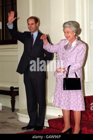 Königin Elizabeth II. Mit ihrem Sohn, dem Earl of Wessex, bei einem privaten Mittagessen im Buckingham Palace zu Ehren der irischen Präsidentin Mary McAleese. Das Treffen der beiden Staatsoberhäupter nahm am Devolution Day in Nordirland zusätzliche Bedeutung ein. 02/03/02 : die Königin wird voraussichtlich ihre finanzielle Unterstützung für die Earl and Gräfin von Wessex erhöhen, nachdem sie beschlossen hat, ihre Geschäfte aufzugeben, was heute am 2.3.02 angekündigt wurde. Stockfoto