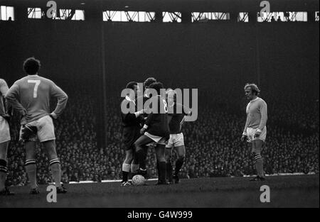 Der Fußballspieler George Best von Manchester United wird von Schiedsrichter John Hamewood im Old Trafford gebucht, nachdem er während des Spiels der Division One mit Glyn Pardoe von Manchester City zusammengestoßen ist. Stockfoto