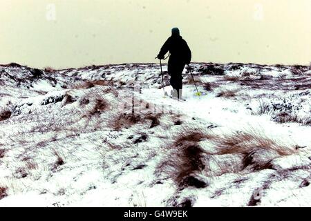 Der Winter kommt über Hochland, da Schnee auf Saddleworth Moor in der Nähe von Manchester die Möglichkeit bietet, die Skier herauszuholen. Stockfoto