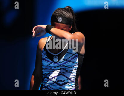 Die britische Heather Watson reagiert, nachdem sie am ersten Tag der Australian Open 2012 im Melbourne Park in Melbourne, Australien, den ersten Satz an die weißrussische Victoria Azarenka verloren hat. Stockfoto