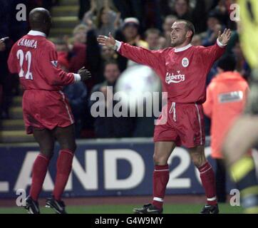 Danny Murphy aus Liverpool feiert mit Titi Camara, nachdem er am Mittwoch das zweite Tor von Liverpool gegen Sheffield erzielte, während seines Premiership-Fußballspiels auf dem Anfield Ground in Liverpool. Stockfoto