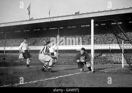 Fußball - FA Cup - Sechste Runde - Arsenal gegen Blackpool - Highbury Stadium. Blackpool-Torwart Farm rettet Arsenal-Spieler Logie (Stripes) während ihres 6. Runde-Spiels des FA Cup im Highbury Stadium, London. Stockfoto