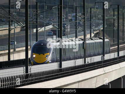 Eine allgemeine Ansicht eines Hochgeschwindigkeitszuges von Hitachi Javelin, der auf dem Weg nach London über die Medway Bridge neben der M2 Motorway in Kent über die HS1 Channel Tunnel Rail Link fährt. Bilddatum: Freitag, 13. Januar 2011. Siehe PA Story TRANSPORT Bildnachweis sollte lauten: Gareth Fuller/PA Wire Stockfoto