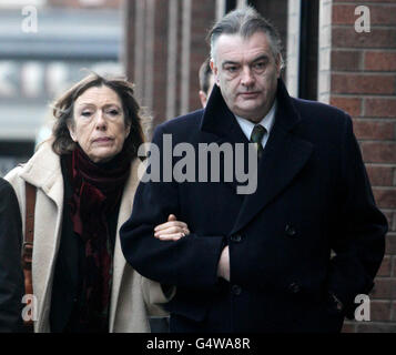 Ian Bailey und seine Partnerin Jules Thomas kommen beim Obersten Gerichtshof in Dublin an, wo er wegen der Befragung wegen des Mordes an der Filmemacherin Sophie Toscan du Plantier mit der Auslieferung nach Frankreich konfrontiert wird. Stockfoto