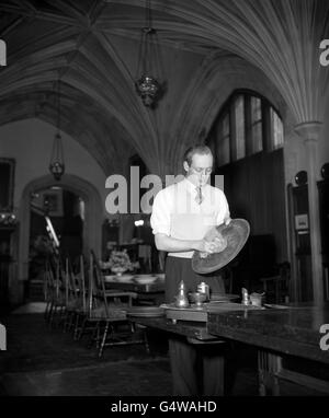 Lord Montagu von Beaulieu, 25 Jahre alt, poliert seine Zinn im Palace House, seinem Stammhaus in Hampshire, in Vorbereitung auf die Besucher, die er erwartet, wenn das Haus für die Öffentlichkeit geöffnet wird. Am 15. Oktober 1953 wurde von den Richtern von Lymington ein Haftbefehl für die Verhaftung von Lord Montagu wegen "Verschwörung zur Anstiftung bestimmter männlicher Personen zu schweren Vergehen mit männlichen Personen" erteilt. Stockfoto