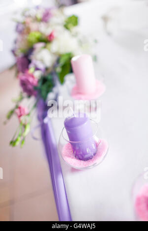 Tische mit Blumen und Kerzen dekoriert Stockfoto