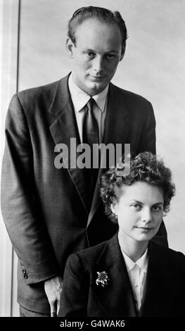 Lord Montagu von Beaulieu und Anne Caroline Thalia Gage, die ihr Engagement bekannt gaben. Am 15. Oktober 1953 wurde von den Richtern von Lymington ein Haftbefehl für die Verhaftung von Lord Montagu wegen „Verschwörung zur Anstiftung bestimmter männlicher Personen zu schweren Vergehen mit männlichen Personen“ erteilt. Es wurde angekündigt, dass Lord Montagus Hochzeit mit Anne Gage nicht stattfinden würde. Stockfoto