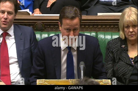 Premierminister David Cameron hört zu, während der Labour-Führer Ed Miliband während der Fragen des Premierministers im Londoner Unterhaus spricht. Stockfoto