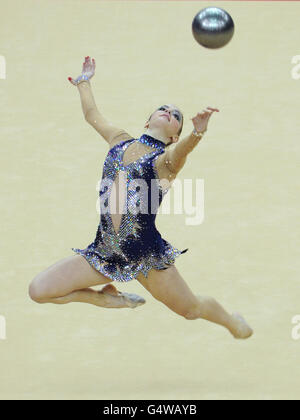 Die ukrainische Ganna Rizatdinova gewinnt beim Einzel-Allround-Finale der Visa International Gymnastik in der North Greenwich Arena, London, Silber. Stockfoto