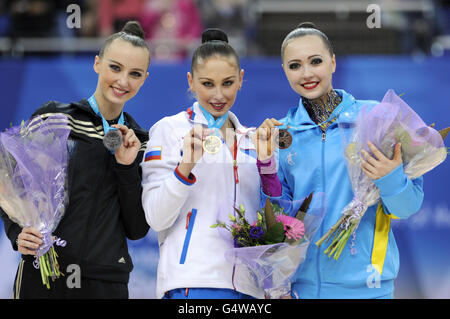 Die Silbermedaillengewinnerin der Ukraine, Ganna Rizatdinova (links), die Goldmedaillengewinnerin der russischen Daria Kondakova und die Bronzemedaillengewinnerin Anna Alyabyeva von Kasachstan beim Einzel-Allround-Finale der Visa International Gymnastik in der North Greenwich Arena in London. Stockfoto