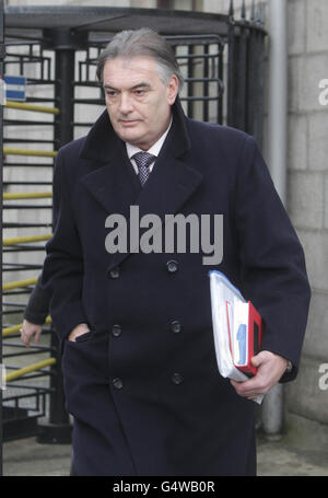 Ian Bailey verlässt den Obersten Gerichtshof in Dublin, wo er wegen Vernehmung wegen des Mordes an der Filmemacherin Sophie Toscan du Plantier mit der Auslieferung nach Frankreich konfrontiert wird. Stockfoto