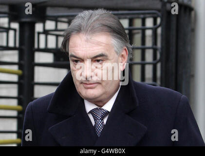 Ian Bailey verlässt den Obersten Gerichtshof in Dublin, wo er wegen Vernehmung wegen des Mordes an der Filmemacherin Sophie Toscan du Plantier mit der Auslieferung nach Frankreich konfrontiert wird. Stockfoto