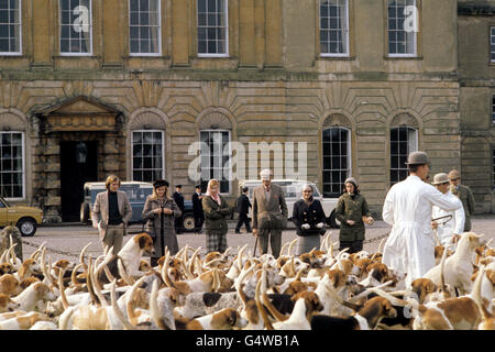 Der Herzog und die Herzogin von Beaufort und Gäste mit den Beaufort-Jagdhunden vor dem Badminton House, Gloucestershire Stockfoto