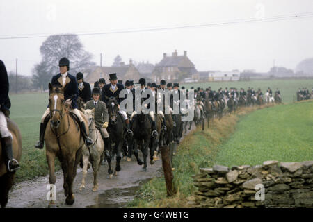 Der Duke of Beaufort Hunt, der in der Nähe der Worcester Lodge in Gloucestershire aufbricht Stockfoto