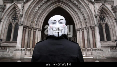 Ein Occupy London Protestler vor dem High Court nach Nachrichten, dass die City of London Corporation ihr Angebot des High Court gewonnen hat, antikapitalistische Demonstranten vor der St. Paul's Cathedral zu vertreiben. Stockfoto