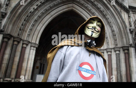 Ein Occupy London Protestler vor dem High Court nach Nachrichten, dass die City of London Corporation ihr Angebot des High Court gewonnen hat, antikapitalistische Demonstranten vor der St. Paul's Cathedral zu vertreiben. Stockfoto