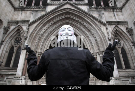 Ein Occupy London Protestler vor dem High Court nach Nachrichten, dass die City of London Corporation ihr Angebot des High Court gewonnen hat, antikapitalistische Demonstranten vor der St. Paul's Cathedral zu vertreiben. Stockfoto