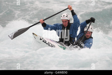 Matthew Lister (links) und Rhys Davies während einer Trainingseinheit im Lee Valley White Water Center, Waltham Cross. Stockfoto