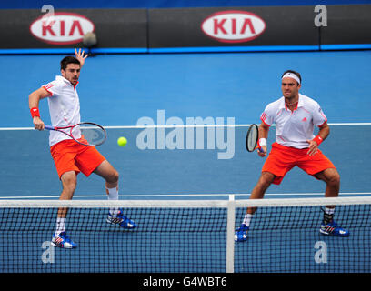 Der britische Colin Flemming (links) und Ross Hutchins (rechts) im Kampf gegen den russischen Alex Bogomolov und Igor Kunitsyn am fünften Tag der Australian Open 2012 im Melbourne Park in Melbourne, Australien. Stockfoto