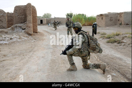 Soldaten der Firma Alfa (Grenadier), dem 3. Bataillon Royal Regiment for Scotland, auf einer Patrouille in nad e Ali, wird das Gebiet voraussichtlich zu den nächsten Orten gehören, die an die afghanischen Nationalen Sicherheitskräfte übergeben werden. Stockfoto