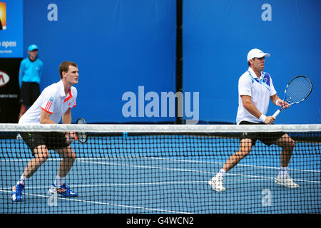 Tennis - 2012 Australian Open - Tag 4 - Melbourne Park. Die Briten Jamie Murray (links) und der Australier Paul Hanley (rechts) während ihres Spiels Stockfoto