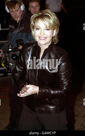 Die TV-Nachrichtenleserin Kirsty Young kommt bei den British Comedy Awards 1999 an, die im London TV Centre, London, abgehalten werden. 5/10/01: Young gibt ITN auf, um in ihr ursprüngliches Zuhause auf Channel 5 zurückzukehren. Der Moderator hat sich entschieden, auf Channel 5 einen Exklusivvertrag abzuschließen. * wo sie wieder der Hauptnachrichten-Anker des Senders werden wird. Young war der ursprüngliche Moderator von 5 News, als es 1997 ins Leben gerufen wurde. Sie balancierte Autorität mit Ungezwungenheit aus und hielt bekanntermaßen am Rand ihres Schreibtisches, anstatt hinter sich. Stockfoto