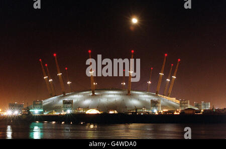 Der Mond versucht, den Millennium Dome zu überstrahlen, da die verschiedenen Lichtsequenzen im Vorfeld der Feierlichkeiten getestet werden. *14/11/2000 der Dom wurde zum deprimierendsten Merkmal des Jahres gewählt, indem er Überschwemmungen, Eisenbahnchaos und sogar den Zusammenbruch des Friedens im Nahen Osten besiegte. Einer von fünf Leuten sagte, dass die Greenwich-Attraktion sie 2000 mehr als alles andere deprimiert hatte. Die Umfrage unter 1,000 Personen in Großbritannien für die Website NetDoctor.co.uk ergab, dass in Schottland der Tod von First Minister Donald Dewar als das deprimierendste Ereignis des Jahres eingestuft wurde. 23/12/2000: Die 2,000 Stockfoto