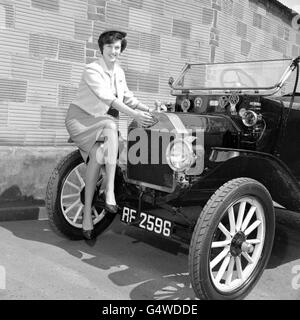 Die Gastgeberin von Trans World Airlines, Carolyn Forster aus Middlesex, die nicht in der Luft nach Oldtimern jagt. Nachdem sie die alten Autos, wie diesen Ford Model T aus dem Jahr 1912, gefunden hatte, fotografierte sie sie für Aufnahmen Stockfoto