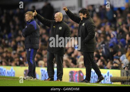 Blackburn Rovers Manager Steve Kean (Mitte) und erster Teamtrainer Ian Brunskill (rechts) auf der Touchline Stockfoto