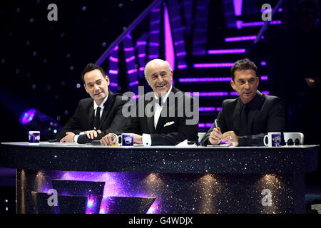 L-R: Richter Craig Revel Horwood Len Goodman und Bruno Tonioli bei der Generalprobe zur Eröffnung der 'Strctly Come Dancing Live Tour' im NIA, Birmingham. Stockfoto