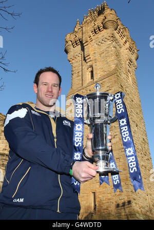 Schottlands Graeme Morrison mit der Trophäe des Six Nations Rugby-Turniers während der Fotoserie im National Wallace Monument, Stirling. Stockfoto