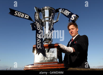 Rugby Union - Vorstellung der RBS 6 Nations Roadshows - National Wallace Monument. Die Trophäe des Six Nations Rugby-Turniers während der Fotowand im National Wallace Monument, Stirling. Stockfoto