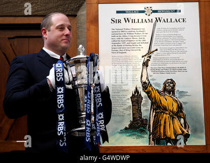 Mark Dawson, Sicherheitsbeamter der Gruppe 4, mit der Trophäe des Six Nations Rugby-Turniers während der Fotowand im National Wallace Monument, Stirling. Stockfoto