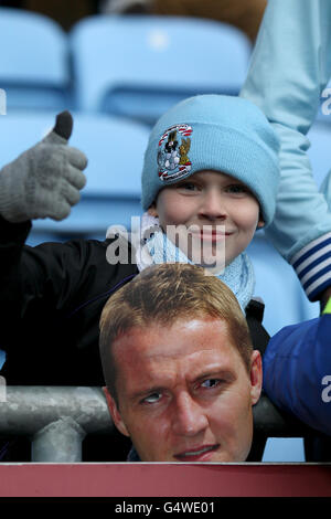 Ein junger Coventry City Fan gibt den Daumen nach oben Die Tribünen Stockfoto