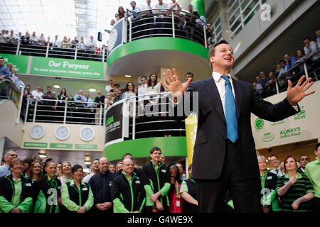 Premierminister David Cameron nimmt an der "PM Direct"-Frage-und-Antwort-Sitzung mit Arbeitern in der Zentrale des Supermarktgiganten Asda in Leeds Teil. Stockfoto